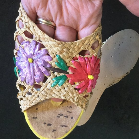 Made in Canada wedge style sandals crocheted top cork wedge size 5 never worn - Picture 4 of 5